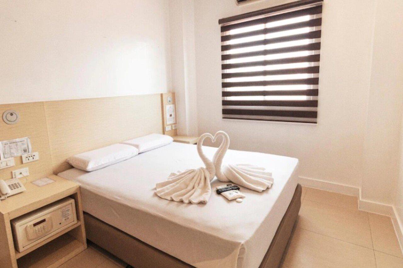 Go Hotels Cubao Кесон-Сити Экстерьер фото