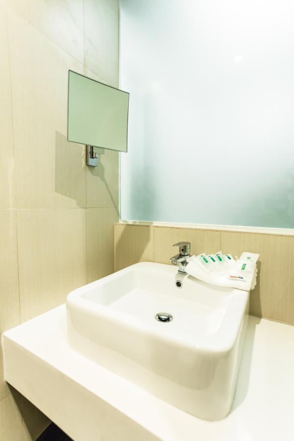Go Hotels Cubao Кесон-Сити Номер фото
